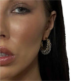 Aro abierto con cadena punk y borla larga exagerada