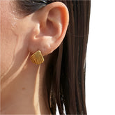 Pendientes de aro con forma de espiral redonda de concha, chapados en acero inoxidable