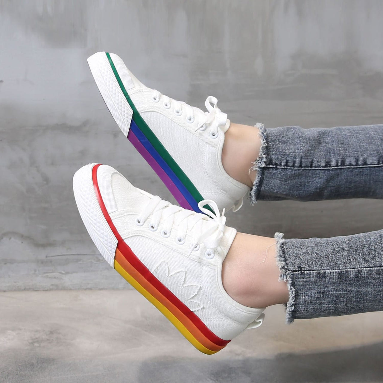 Niedliche Canvas-Sneaker mit Regenbogensohle