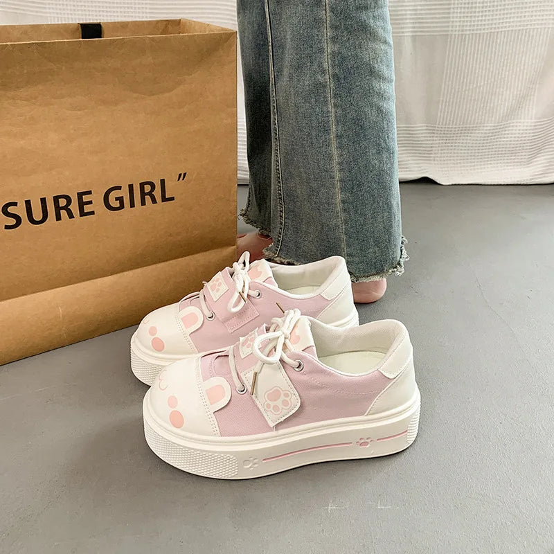 Zapatillas de plataforma monas estilo kawaii con estampado de patas en rosa y blanco