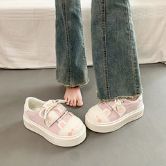 Zapatillas de plataforma monas estilo kawaii con estampado de patas en rosa y blanco