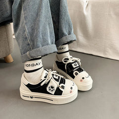Zapatillas de plataforma monas estilo kawaii con estampado de patas en rosa y blanco