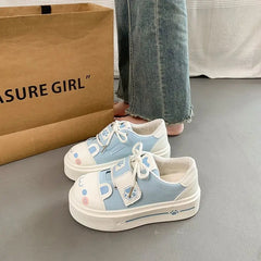 Zapatillas de plataforma monas estilo kawaii con estampado de patas en rosa y blanco