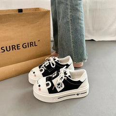 Zapatillas de plataforma monas estilo kawaii con estampado de patas en rosa y blanco