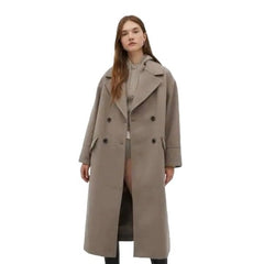 Dicker, langer Mantel mit V-Ausschnitt und langen Ärmeln und Taschen