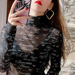 Blusa de manga larga de malla con estampado de letras