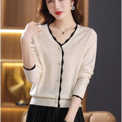 Elegante Bluse mit Spitzenschleife und eckigem Kragen