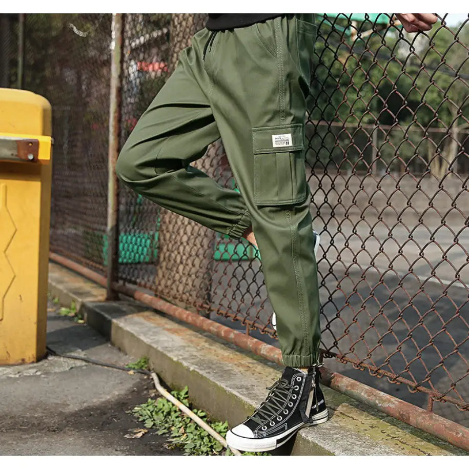 Elegant Cargo Pants with Chic Design and Utility Pockets