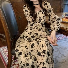 Elegant Midi Dress with Vintage Floral Print and Square